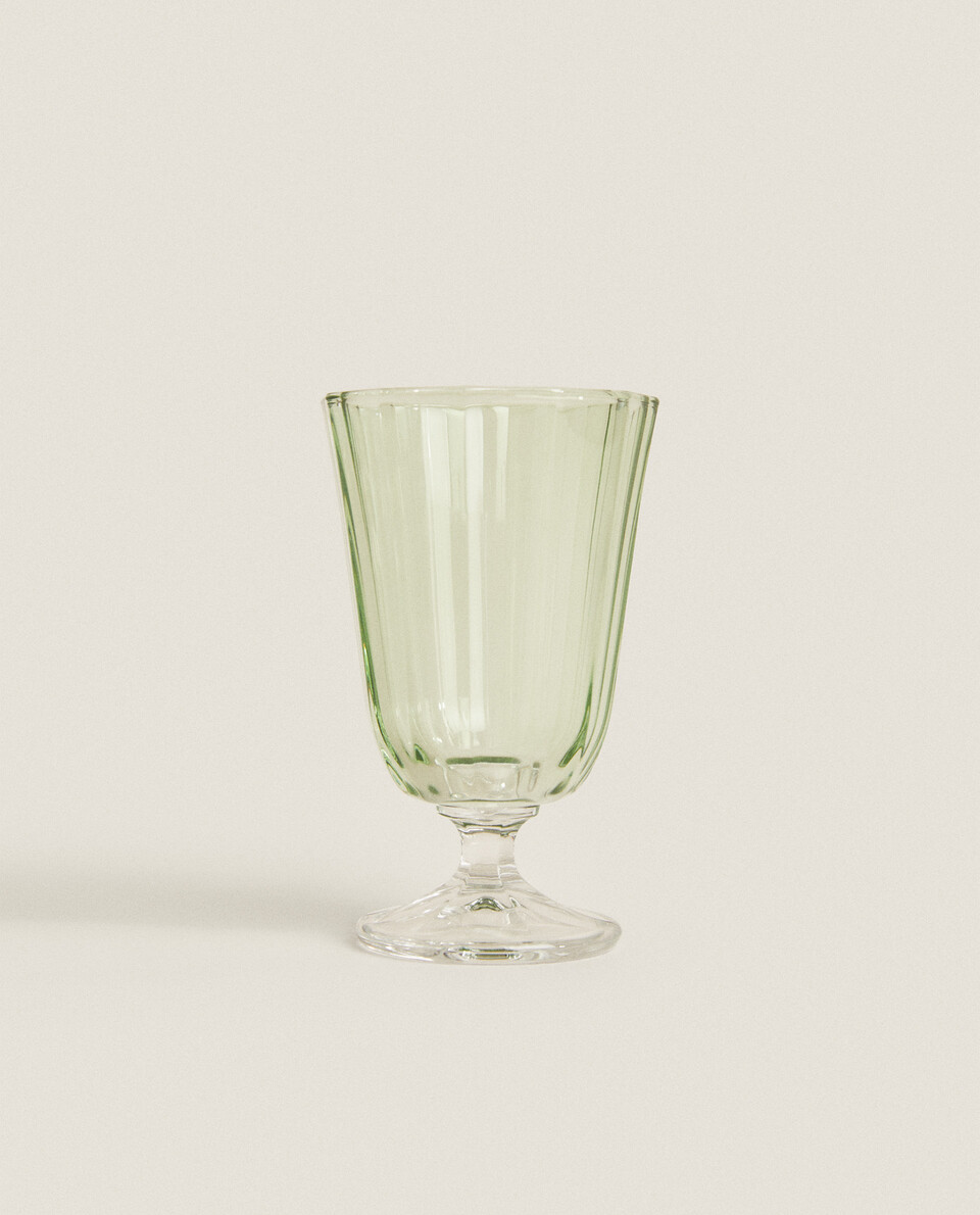 RAISED FACETED WINE GLASS