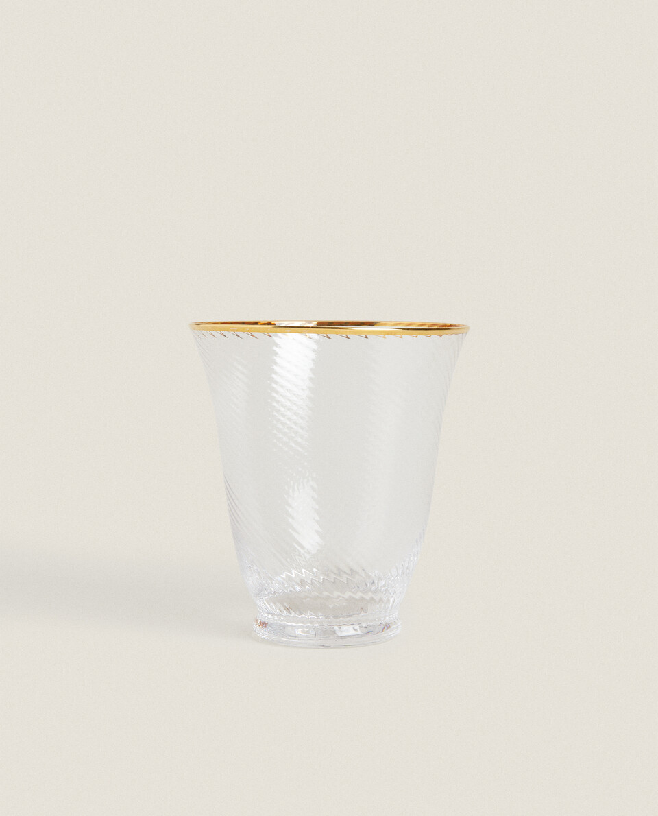 金色饰边玻璃杯