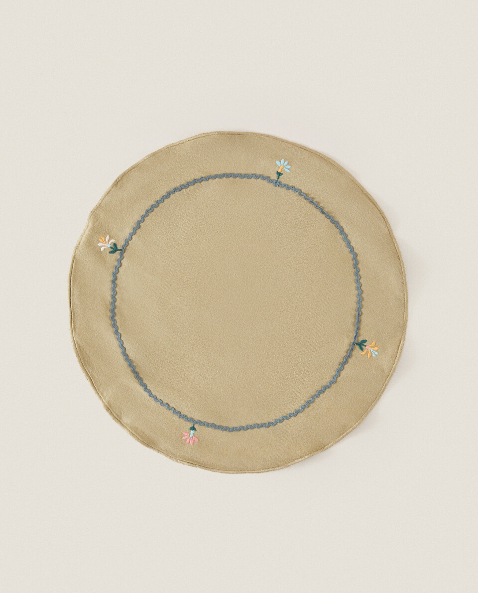 EMBROIDERED FLORAL PLACEMAT