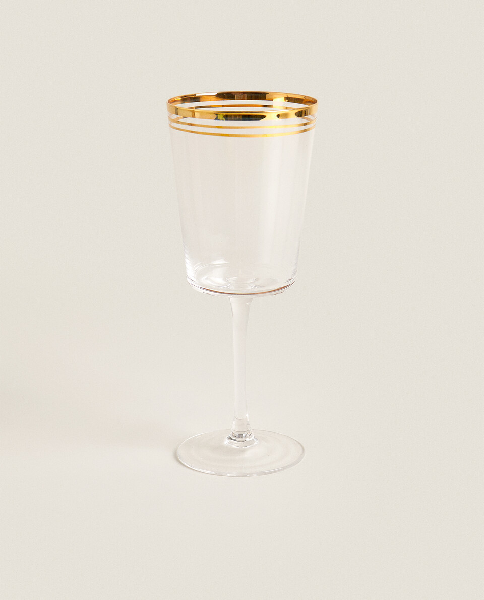 金色细节玻璃葡萄酒杯