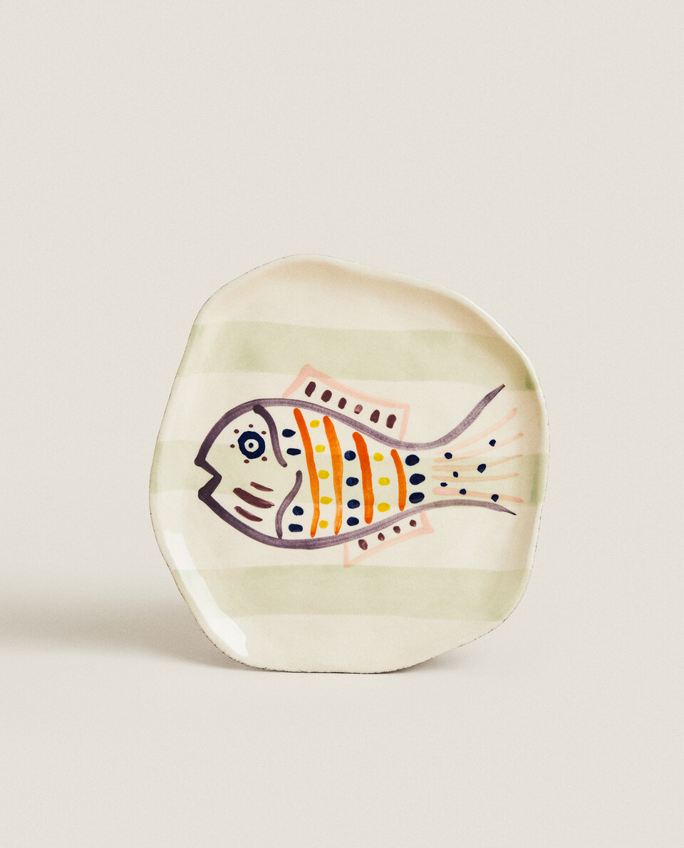 小鱼图案陶制盘子