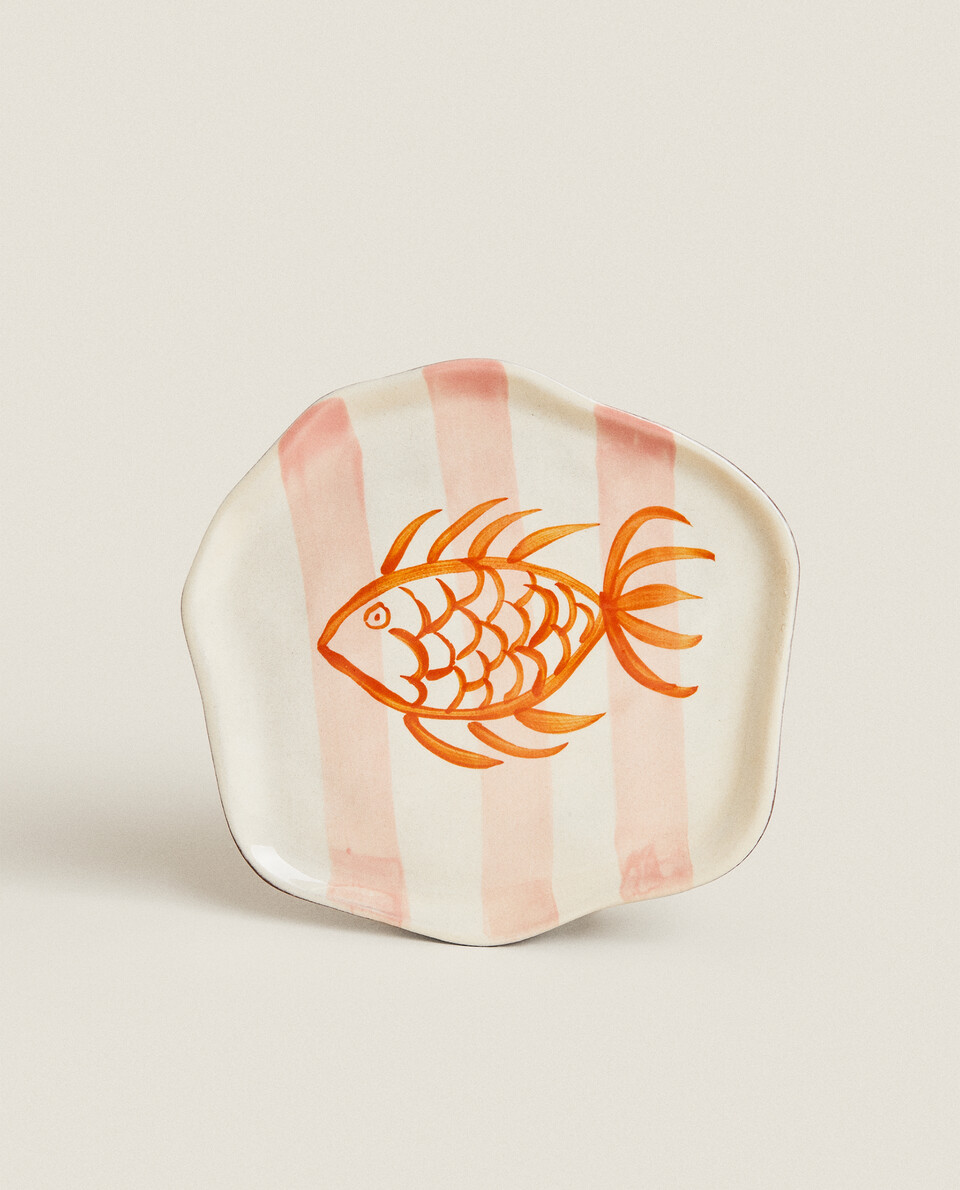 小鱼图案陶制盘子