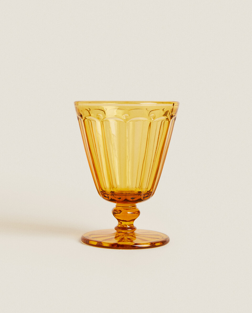 TINTED WINE GLASS WITH RAISED DESIGN