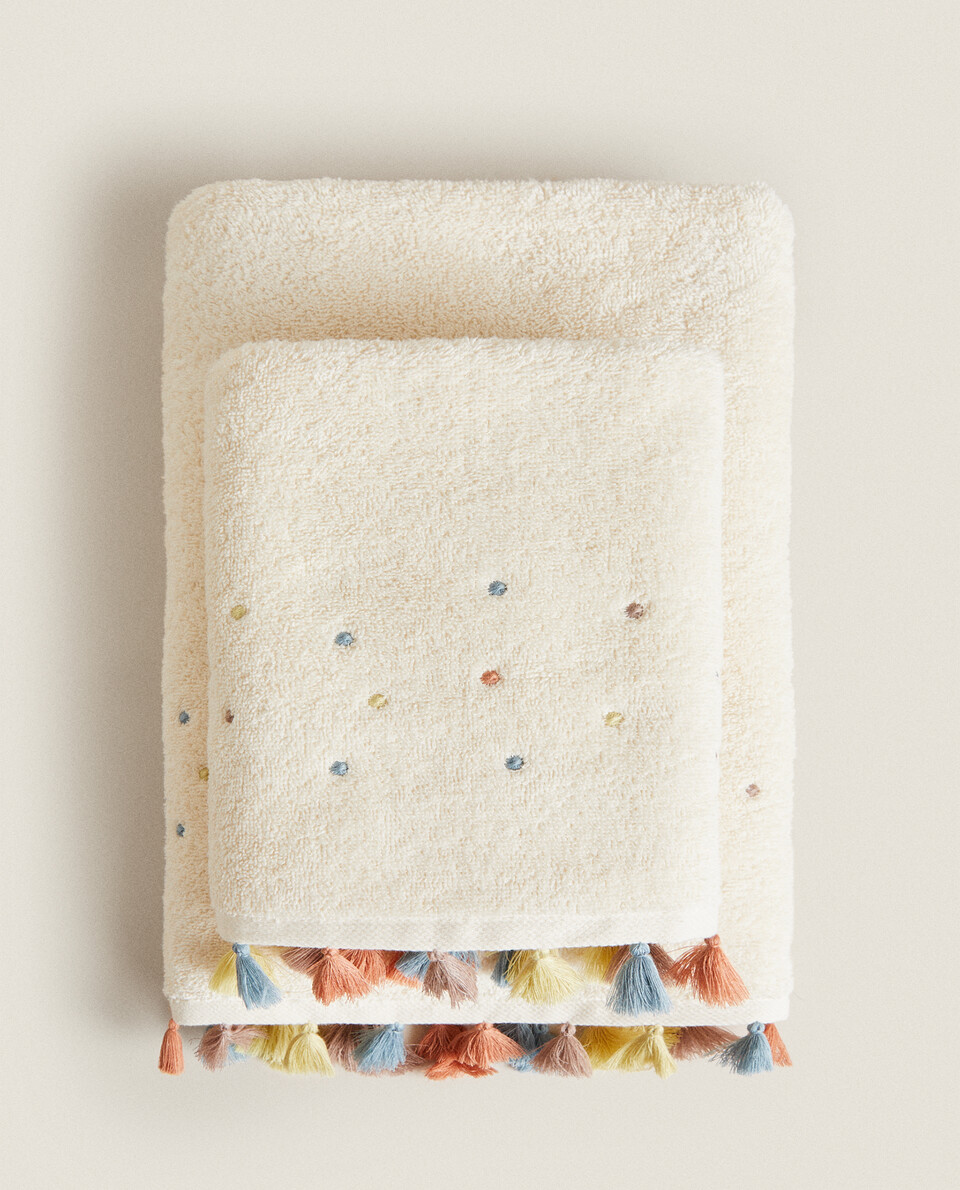 TOWEL WITH EMBROIDERED POLKA DOTS