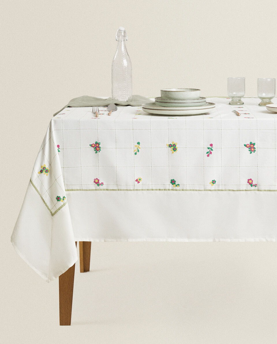 花卉刺绣桌布