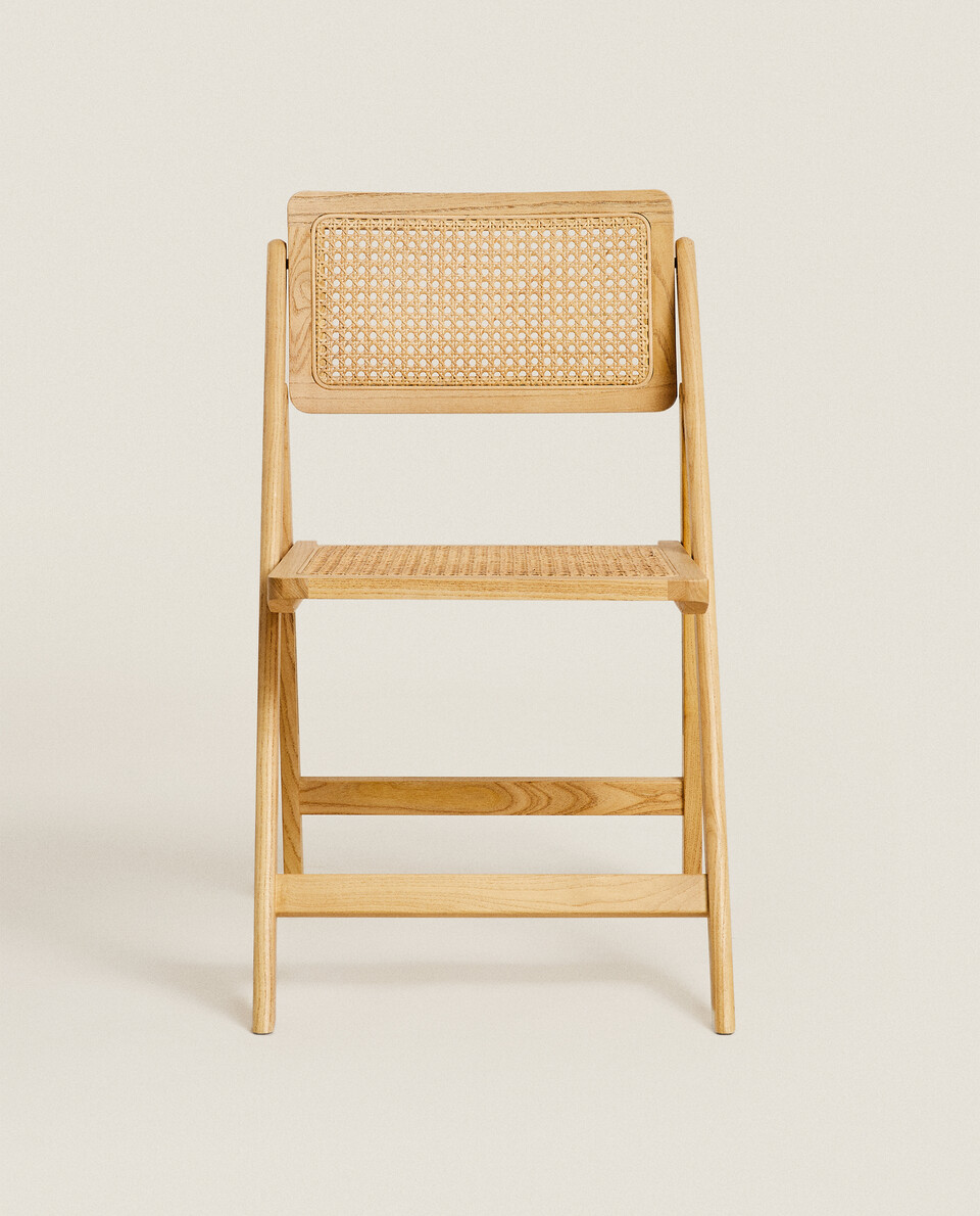 藤条和木制折叠椅子