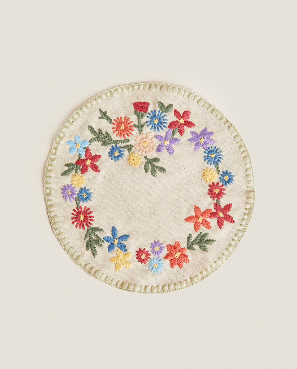 TRIVET WITH FLORAL EMBROIDERY