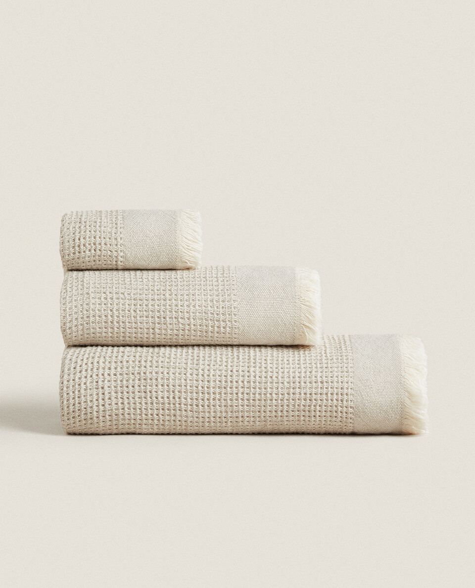 WAFFLE-TEXTURED TOWEL WITH FRINGING