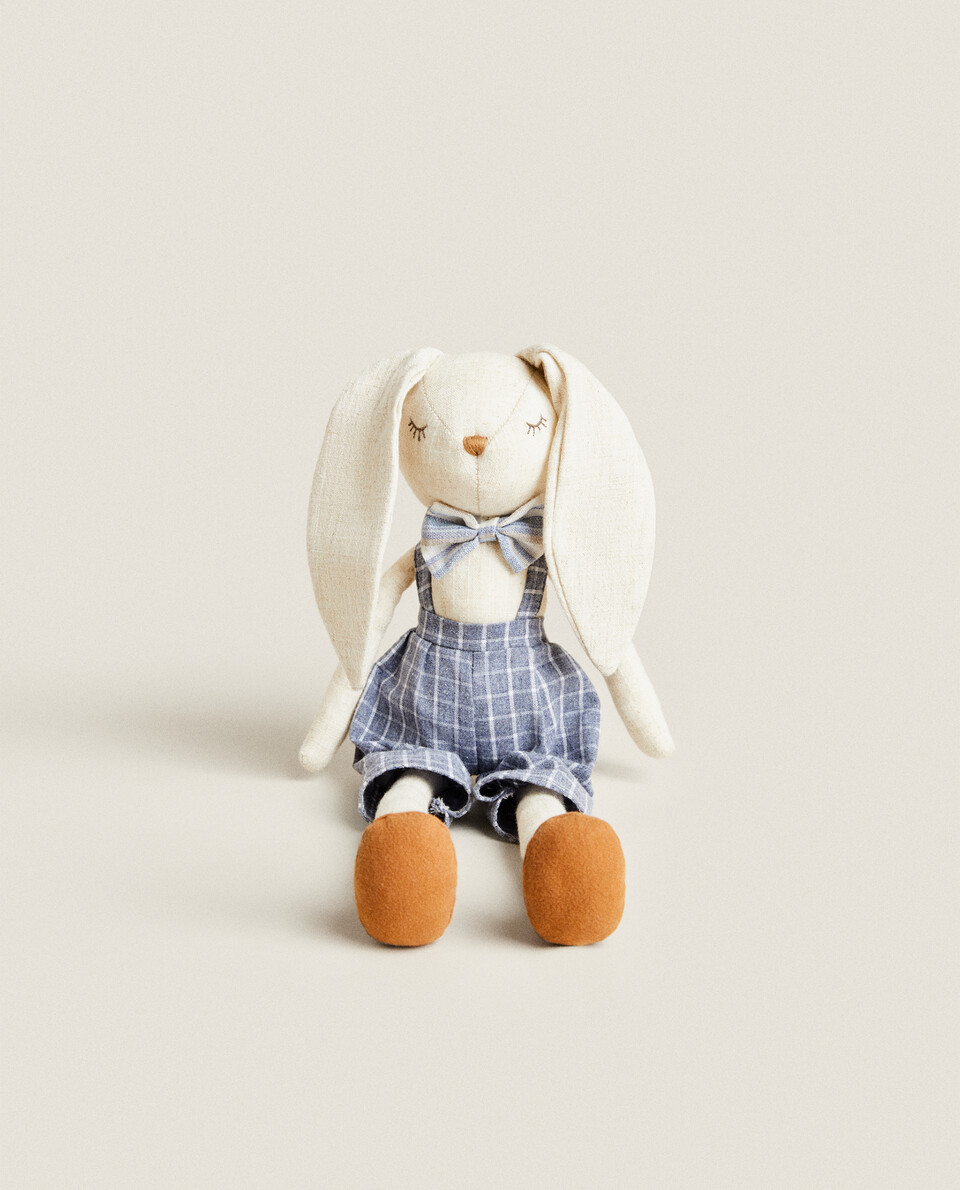 穿格纹工装裤的兔子毛绒玩具