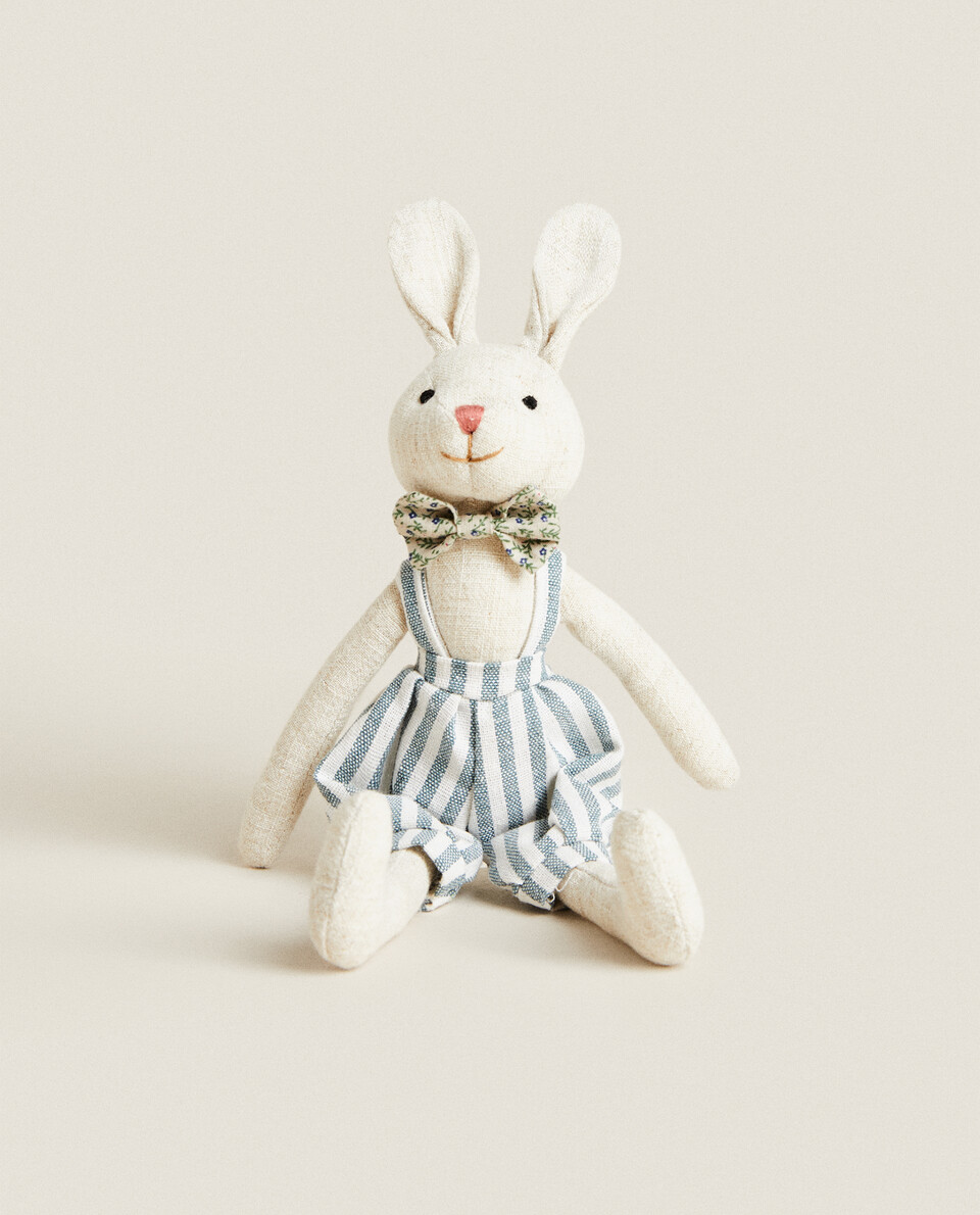 穿条纹工装裤的兔子毛绒玩具