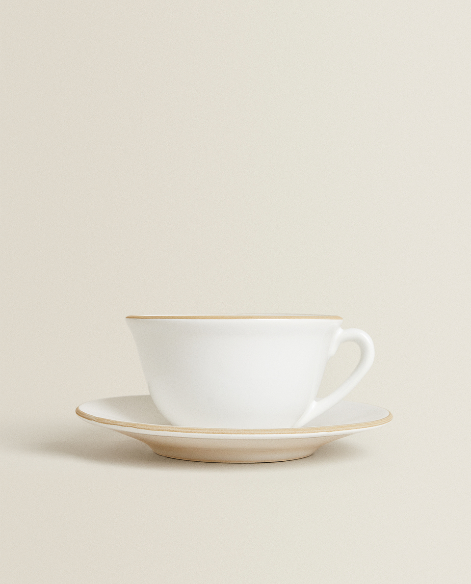 米色边饰陶制茶杯和杯碟