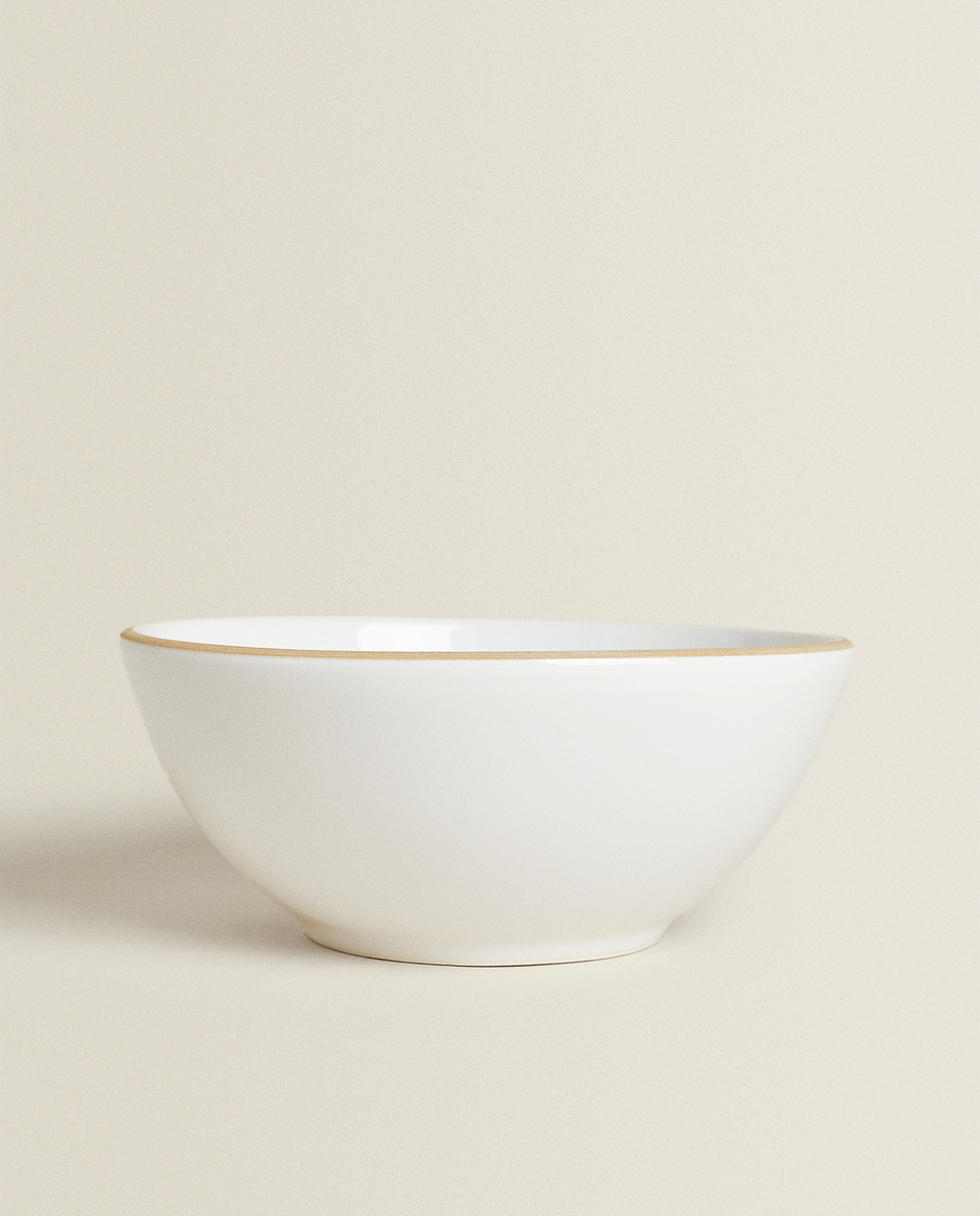 米色边饰陶制沙拉碗