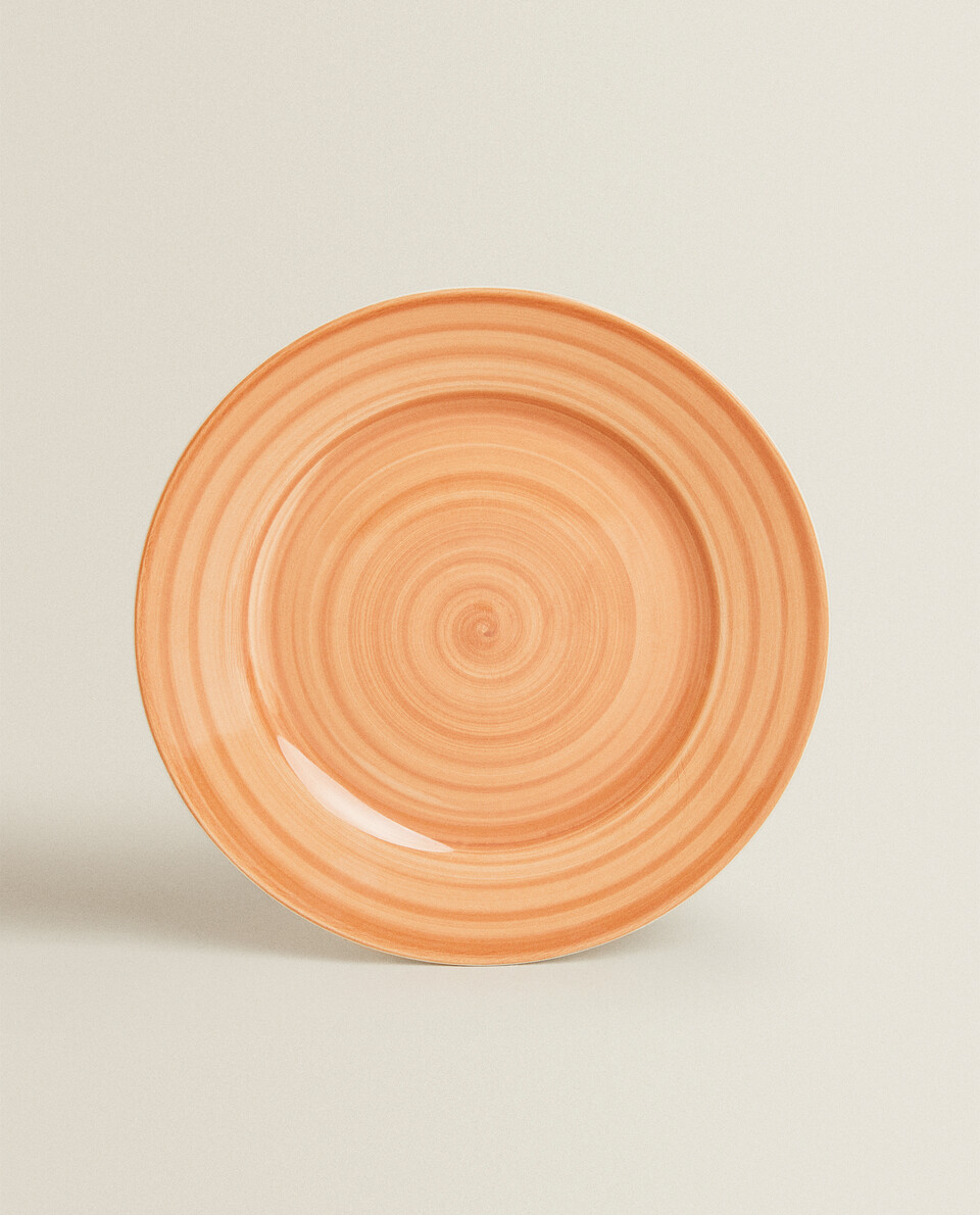 EARTHENWARE DINNER PLATE WITH SPIRAL DESIGN