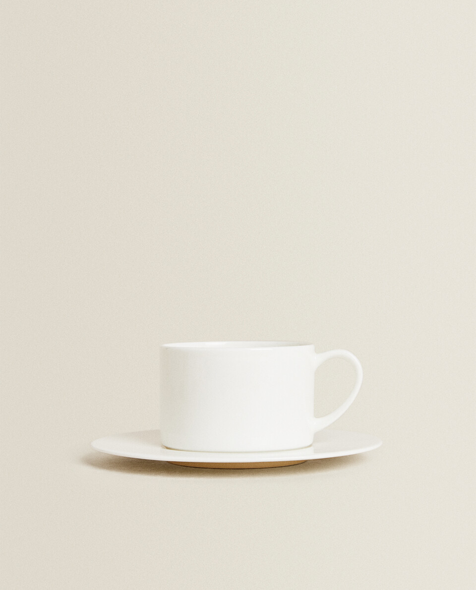 素色骨瓷茶杯和杯碟