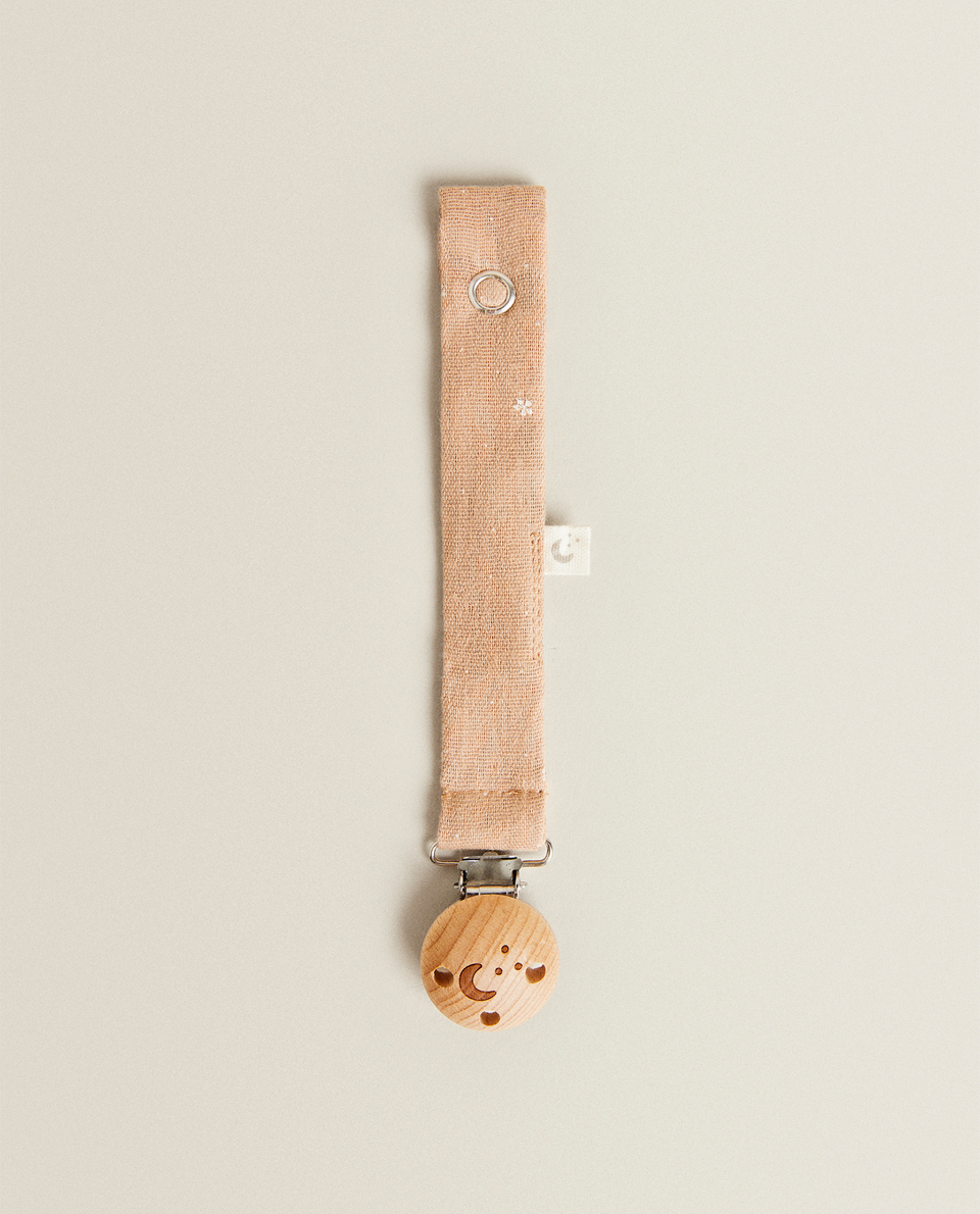 WOODEN SOOTHER CLIP WITH MUSLIN RIBBON