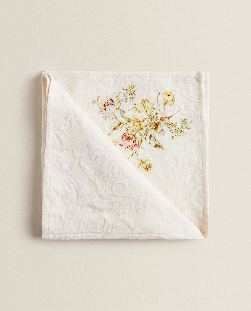 NAPKIN WITH RAISED FLORAL DESIGN (PACK OF 2)