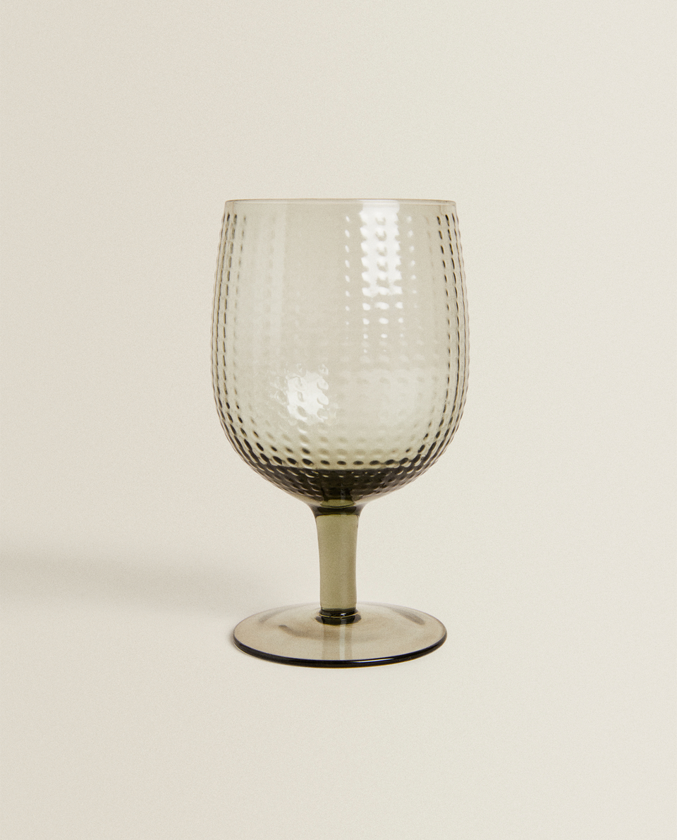 RAISED DESIGN WINE GLASS