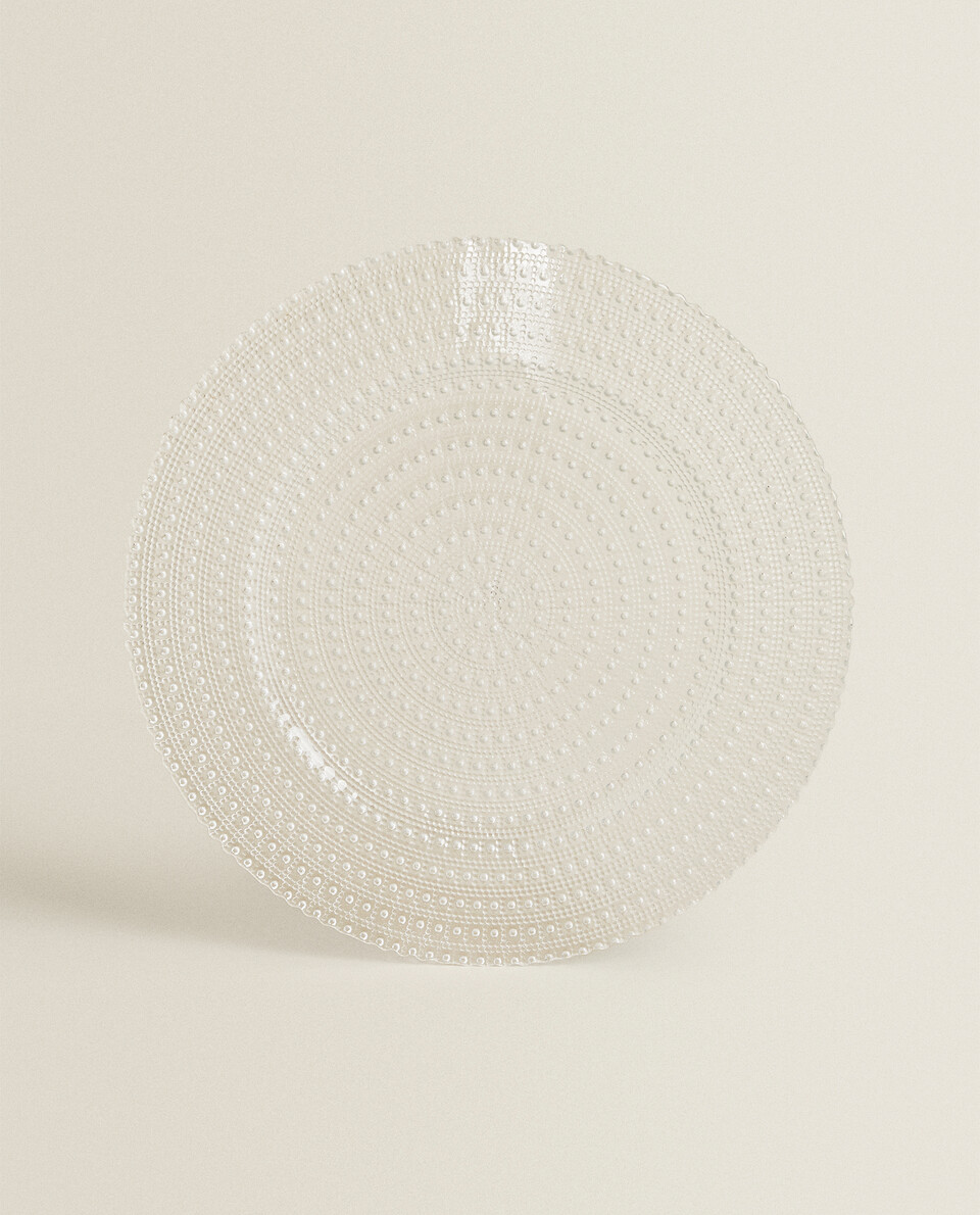 RAISED-DESIGN GLASS CHARGER PLATE
