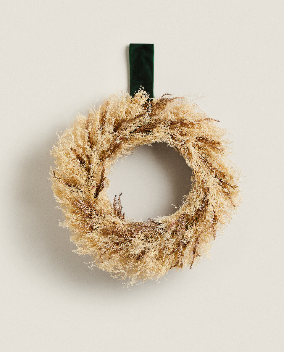 DECORATIVE CHRISTMAS WREATH WITH DRIED LEAVES