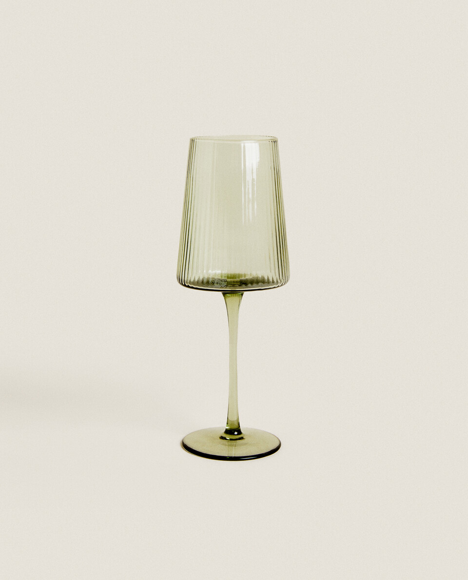 圆锥形玻璃线条葡萄酒杯