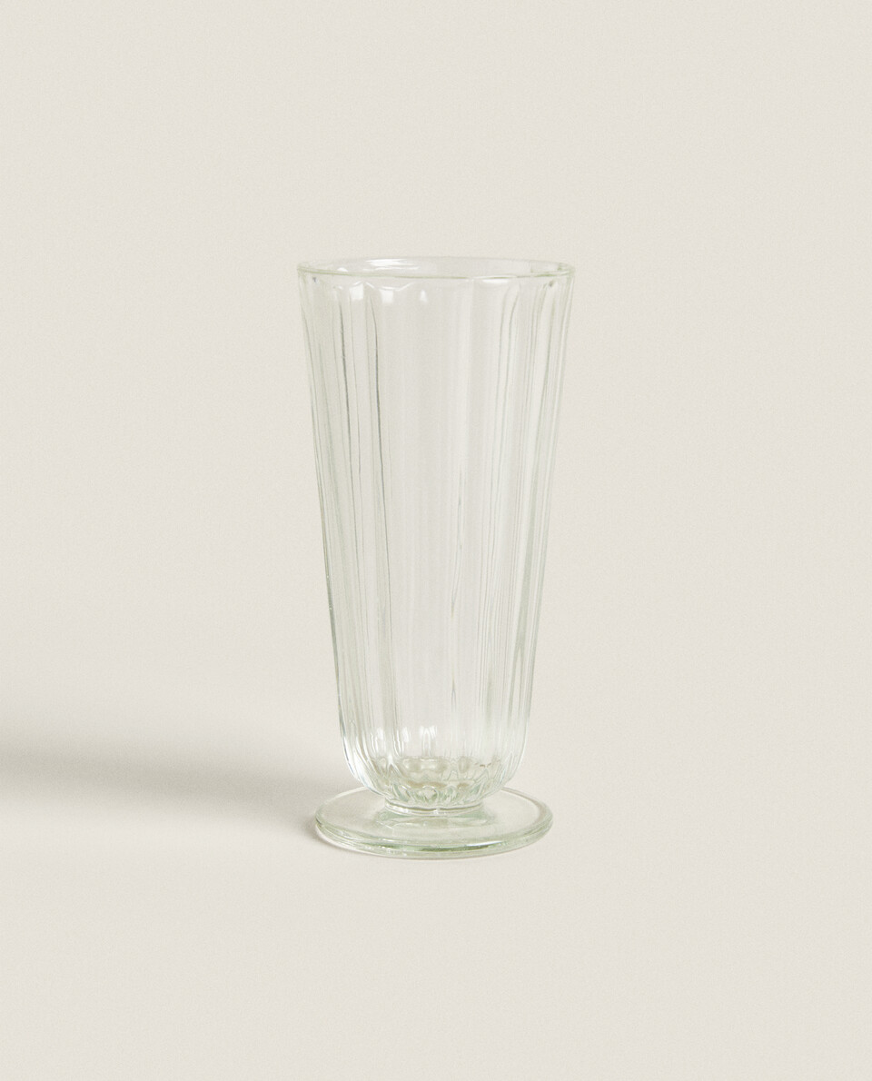 TUMBLER WITH BASE AND RAISED DESIGN