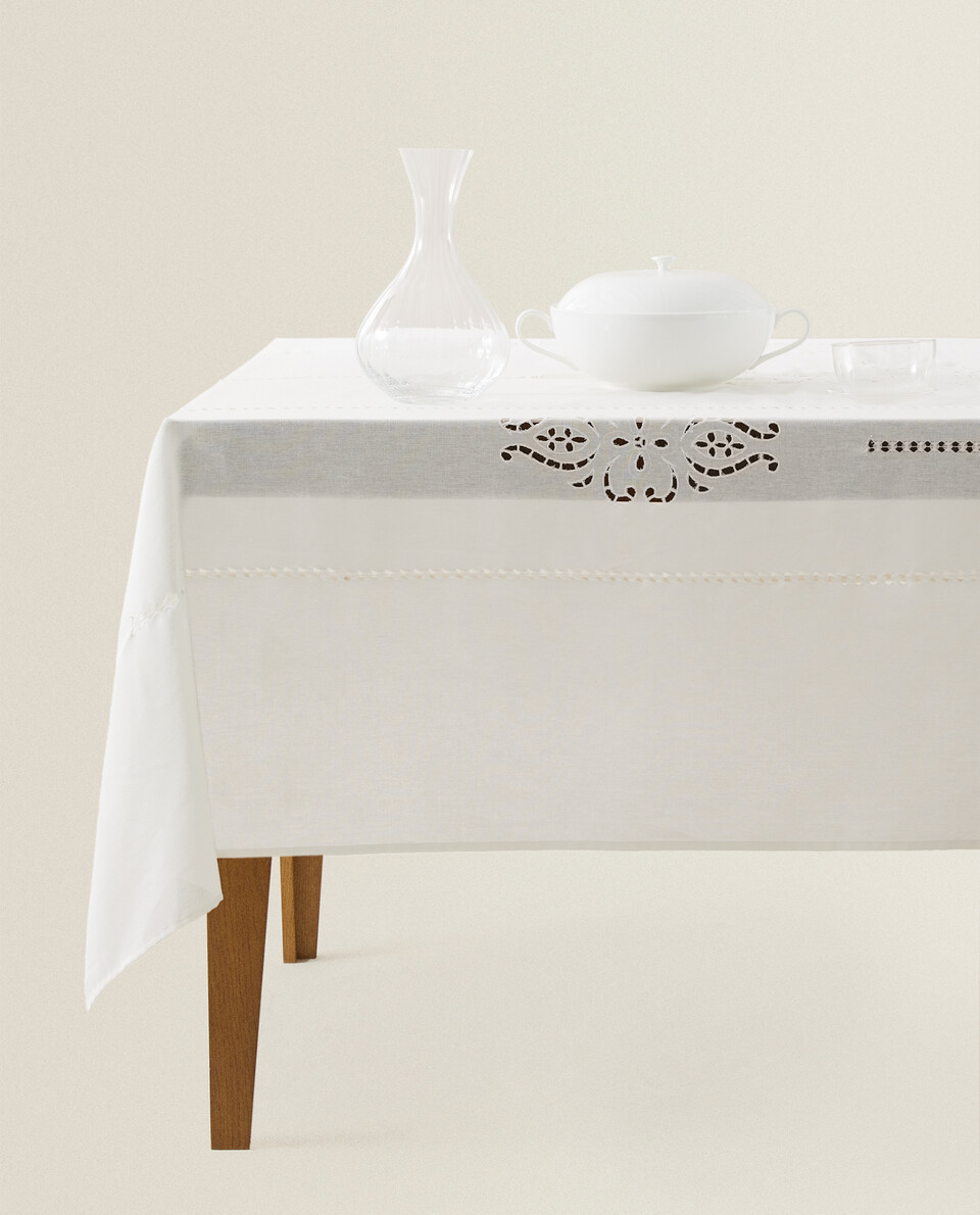 EMBROIDERED FLOWER TABLECLOTH