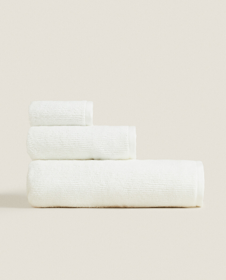 TOWEL WITH RAISED STRIPES