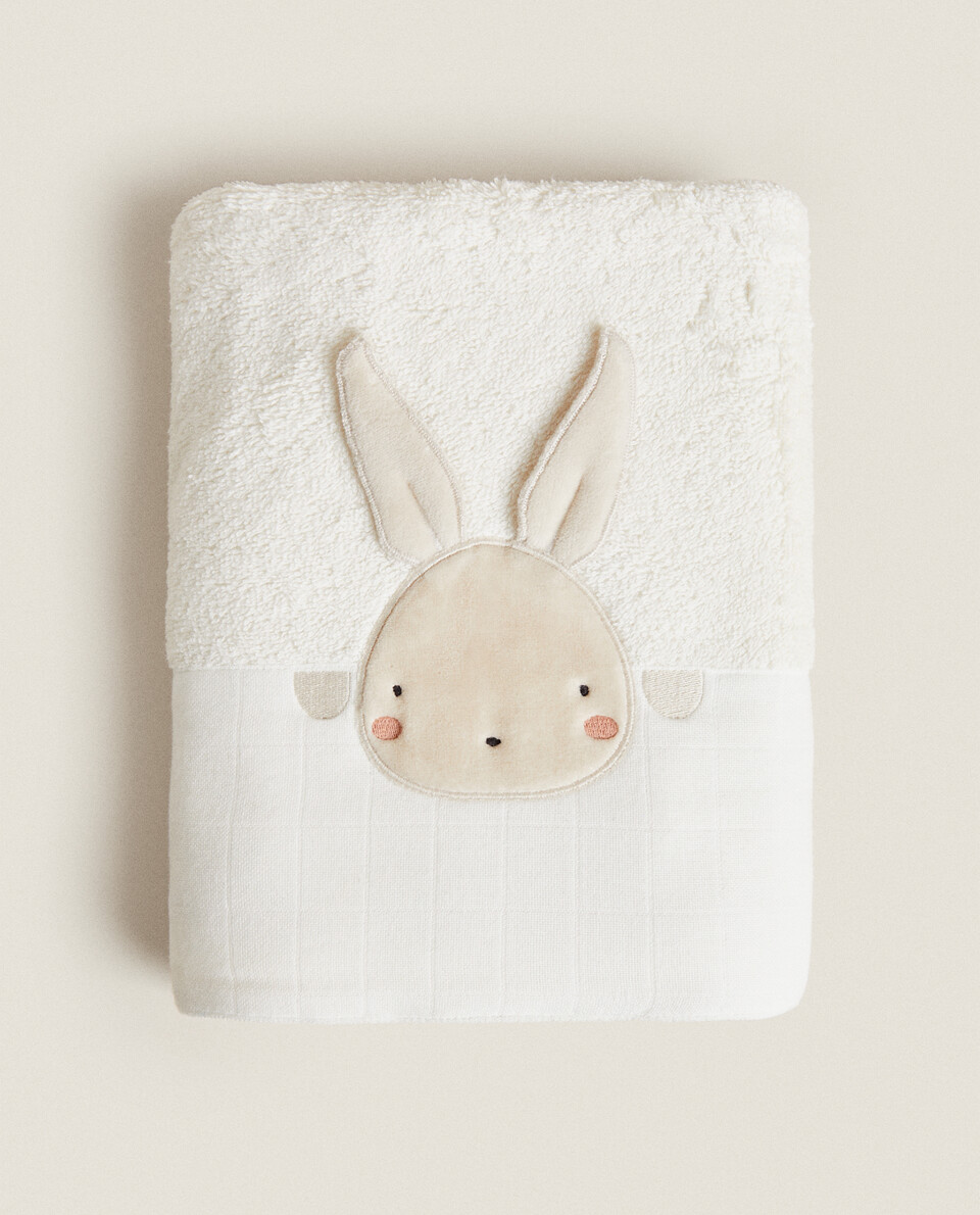 TOWEL WITH BUNNY APPLIQUÉ