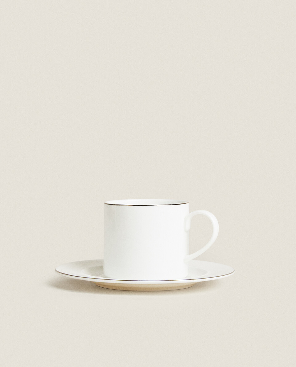 镶边骨瓷茶杯和茶碟