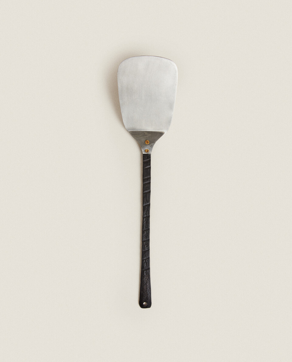 SPATULA WITH ANTIQUE-FINISH DETAIL