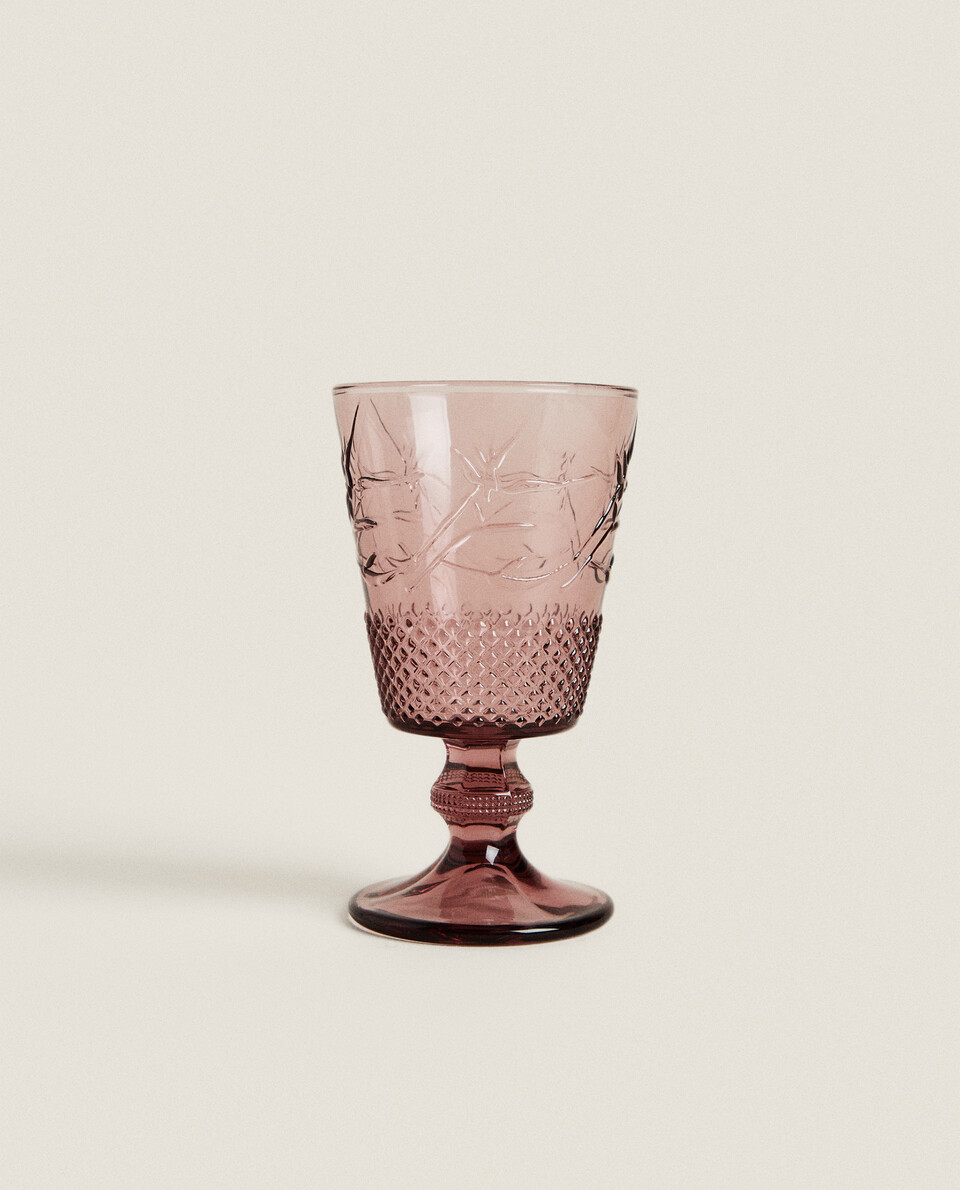 浮雕树叶玻璃葡萄酒杯。