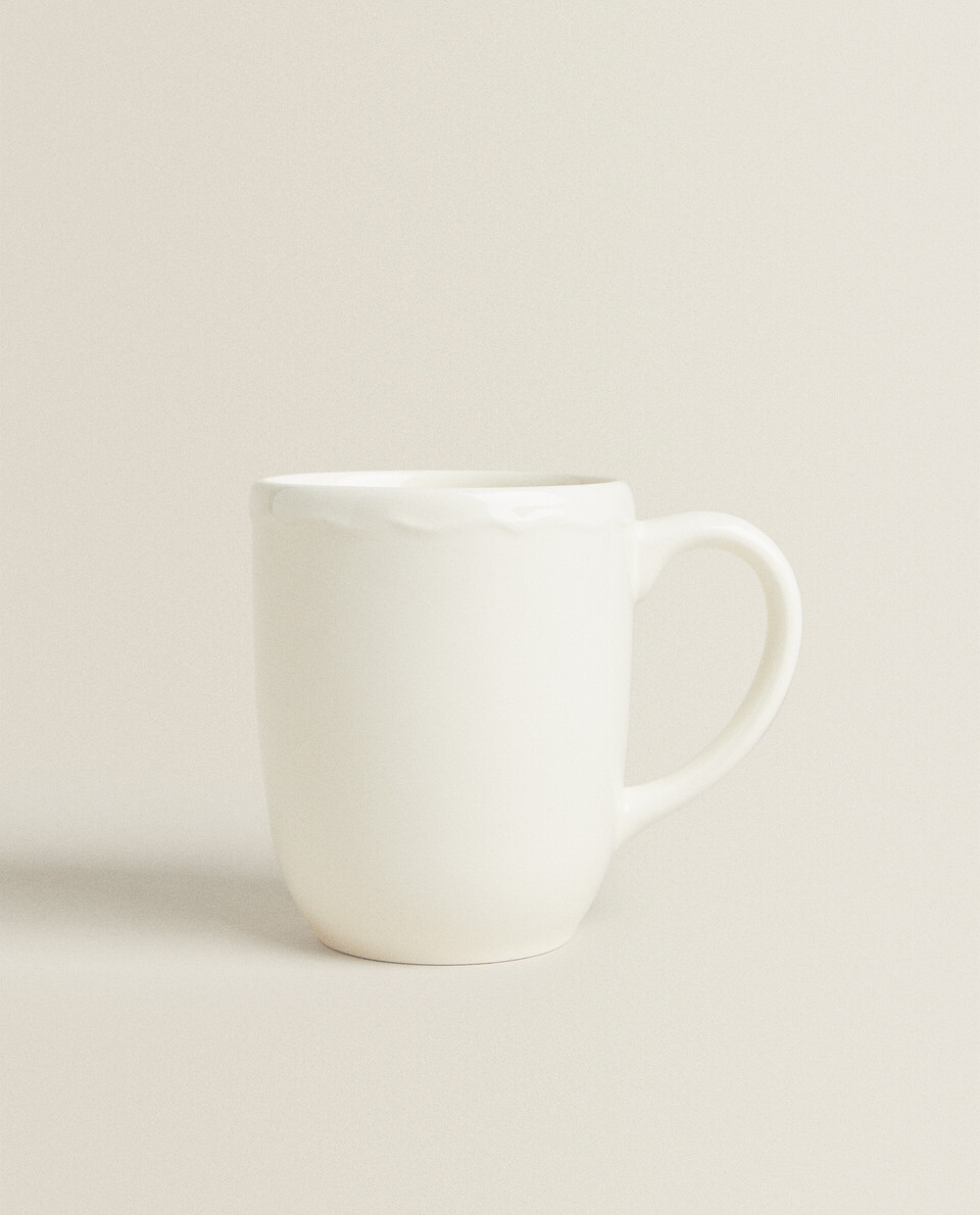 浮雕饰边陶制茶杯