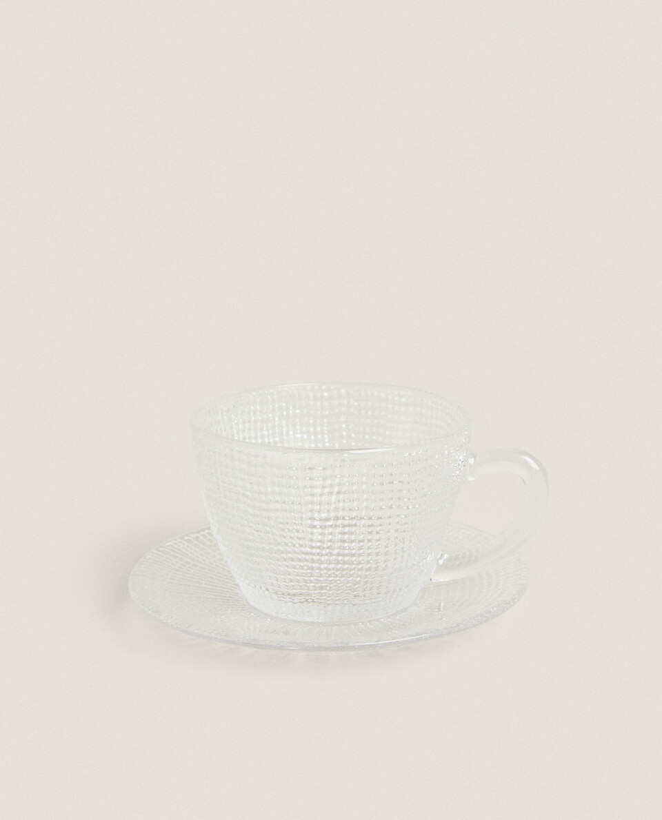 浮雕图案玻璃茶杯。