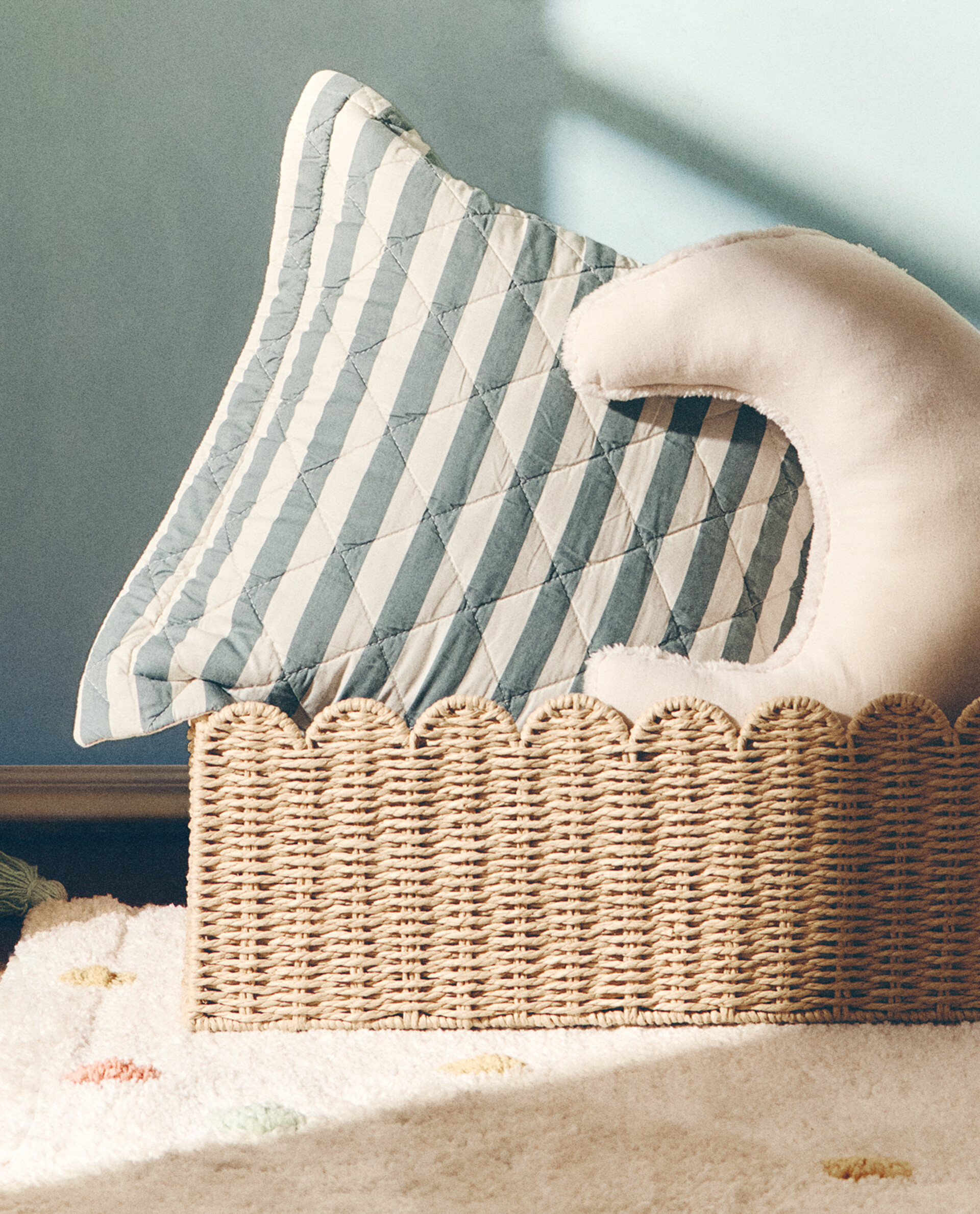 CHILDREN'S CUSHIONS AND BASKET