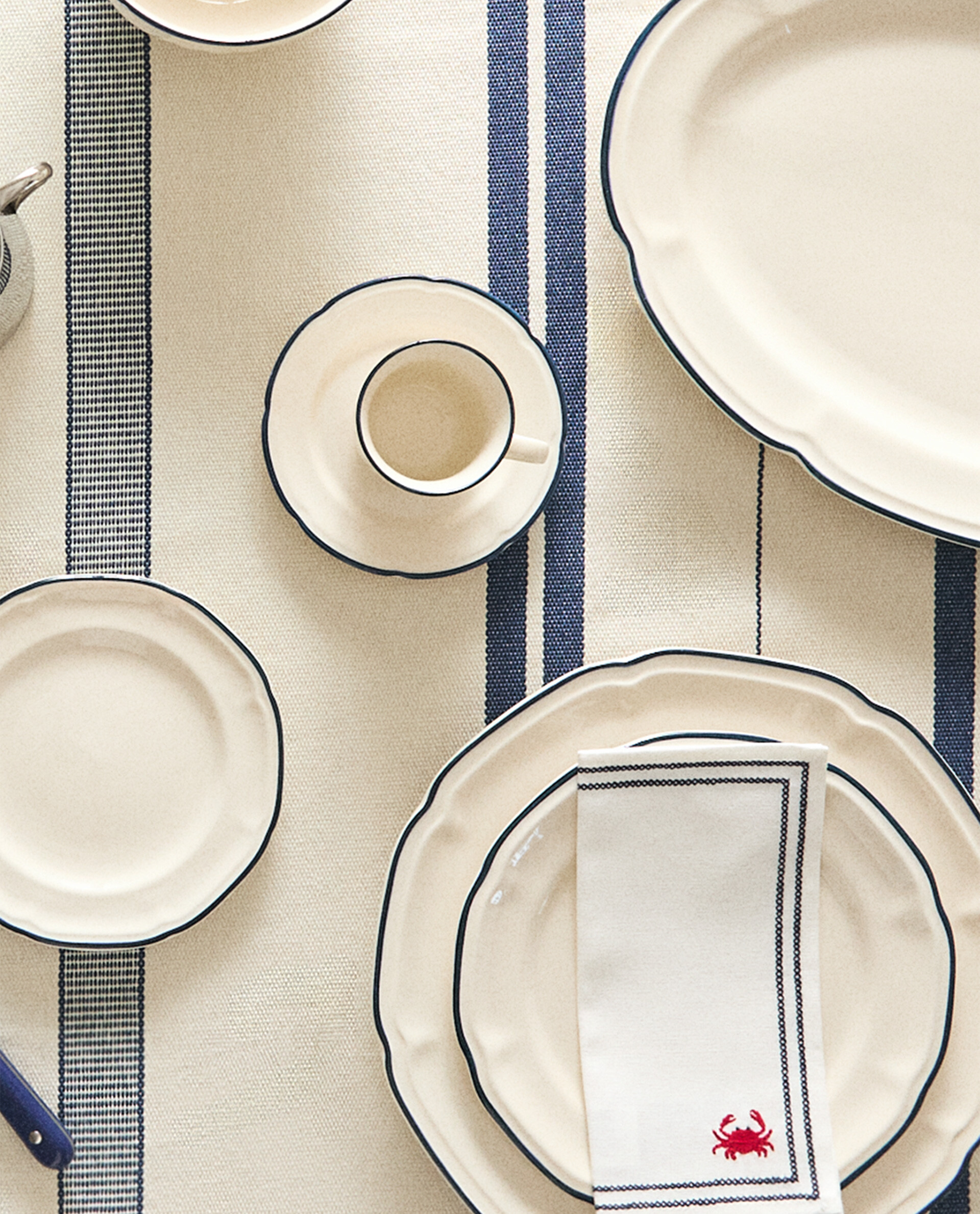 BLUE RIM DINNER SET