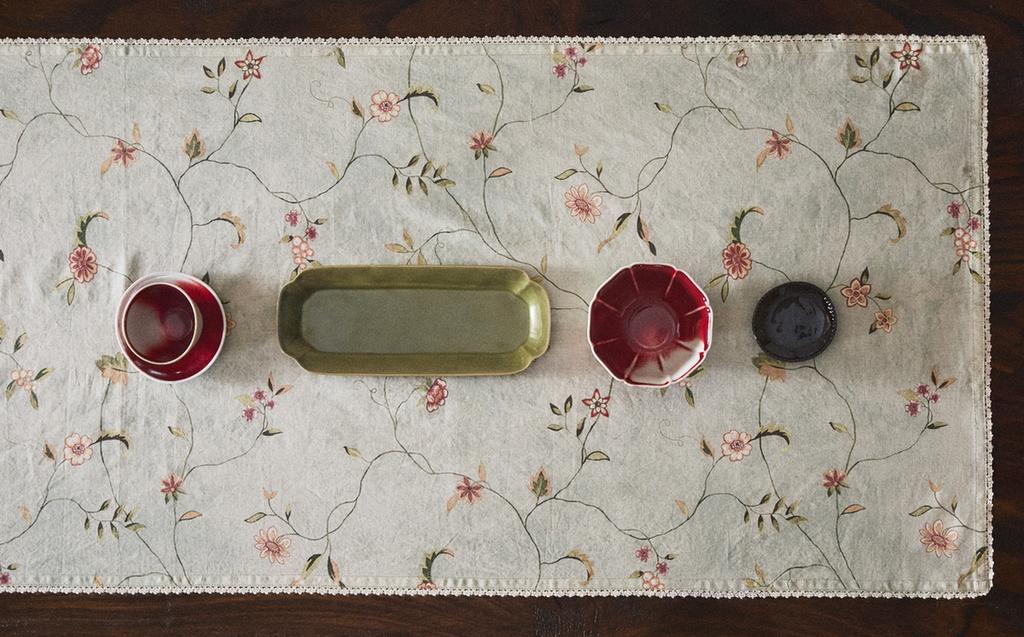 FLORAL PRINT TABLE RUNNER WITH LACE TRIM FLORAL PRINT TABLE RUNNER WITH LACE TRIM