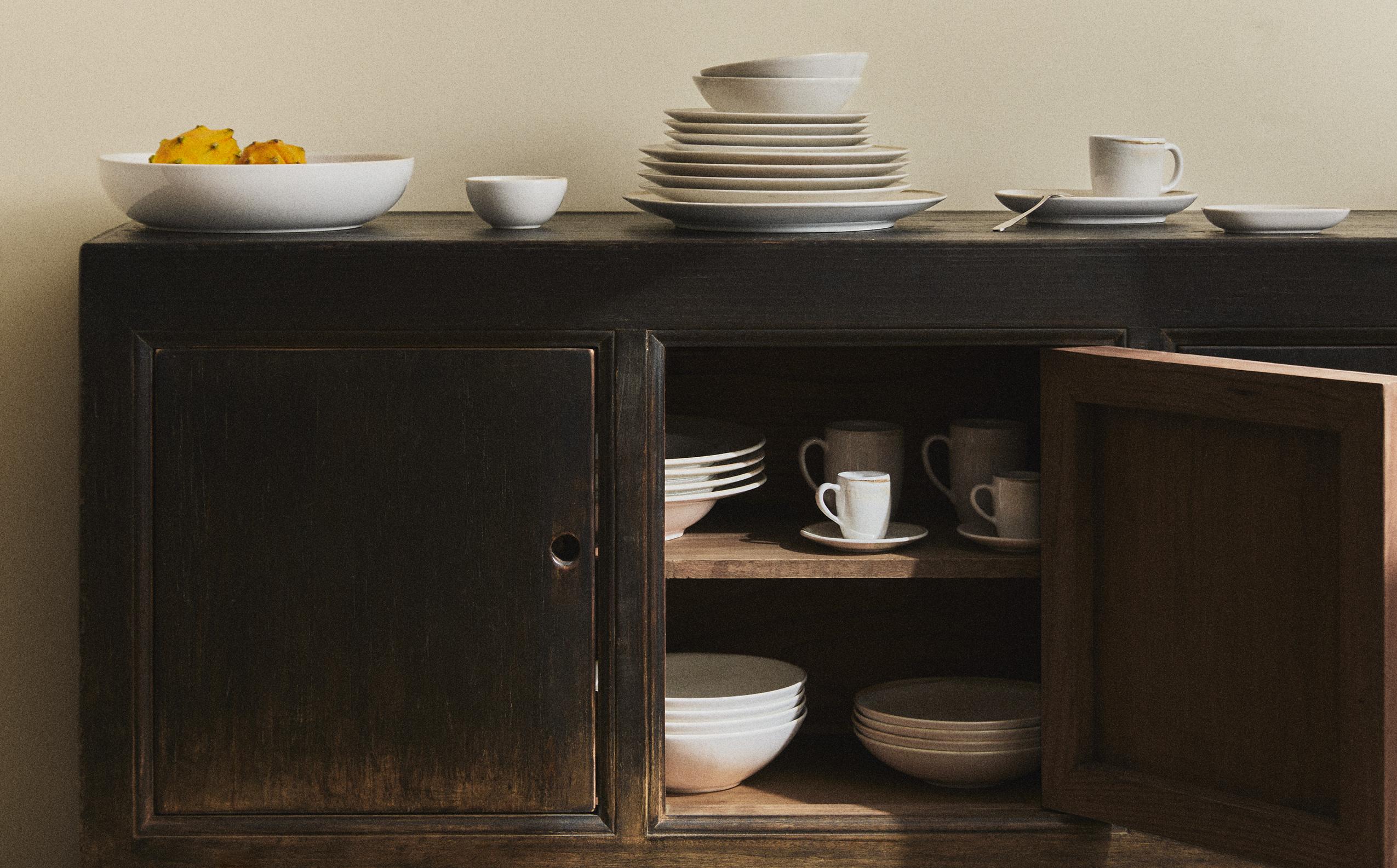 STONEWARE DINNER SET