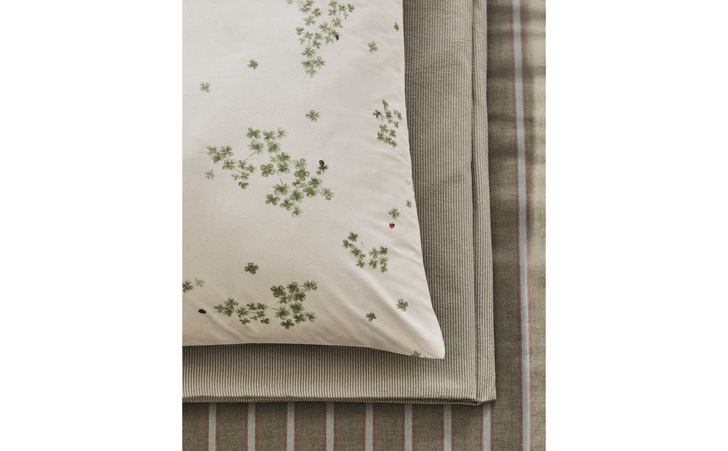 CLOVER AND LADYBIRD PERCALE PILLOWCASE CLOVER AND LADYBIRD PERCALE PILLOWCASE