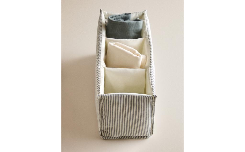 条纹婴儿衣物收纳袋