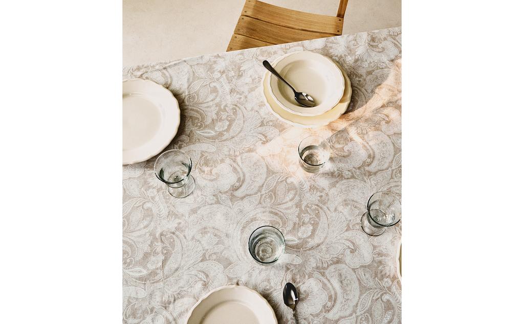 RESIN-COATED PAISLEY PRINT TABLECLOTH