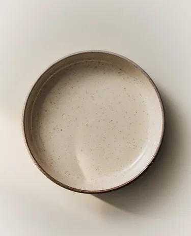 PORCELAIN SOUP PLATE WITH ANTIQUE FINISH RIM
