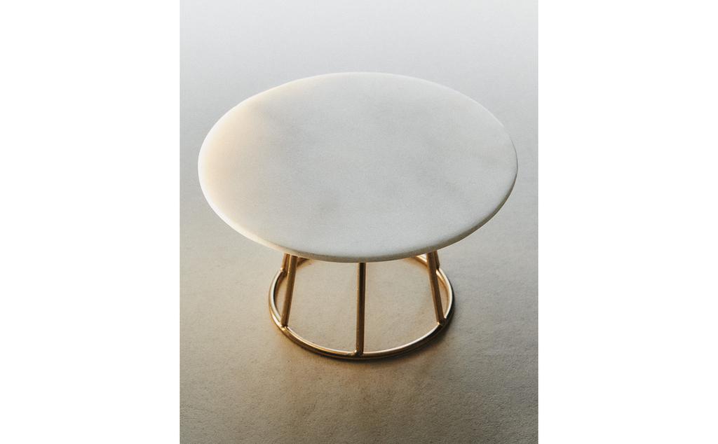 大理石和金属烛台