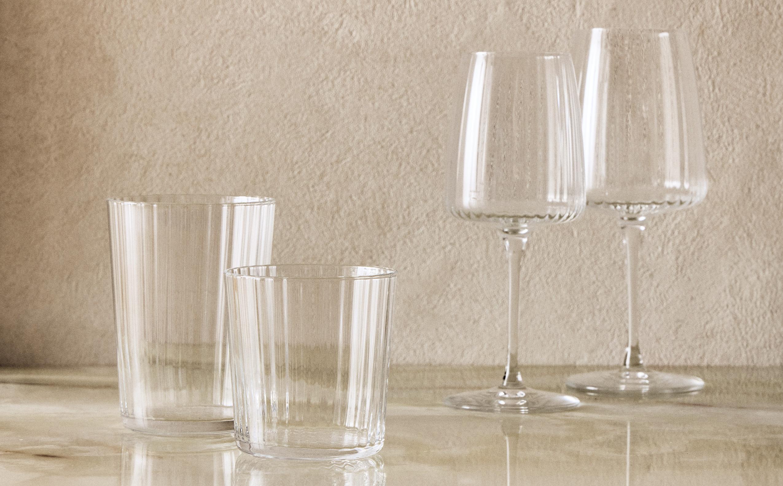 GLASSWARE SET WITH LINES