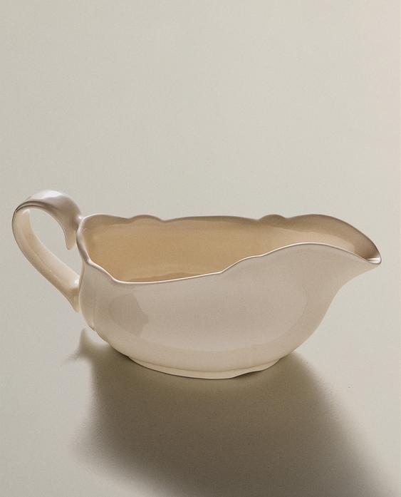 EARTHENWARE GRAVY BOAT WITH RAISED-EDGE DETAIL