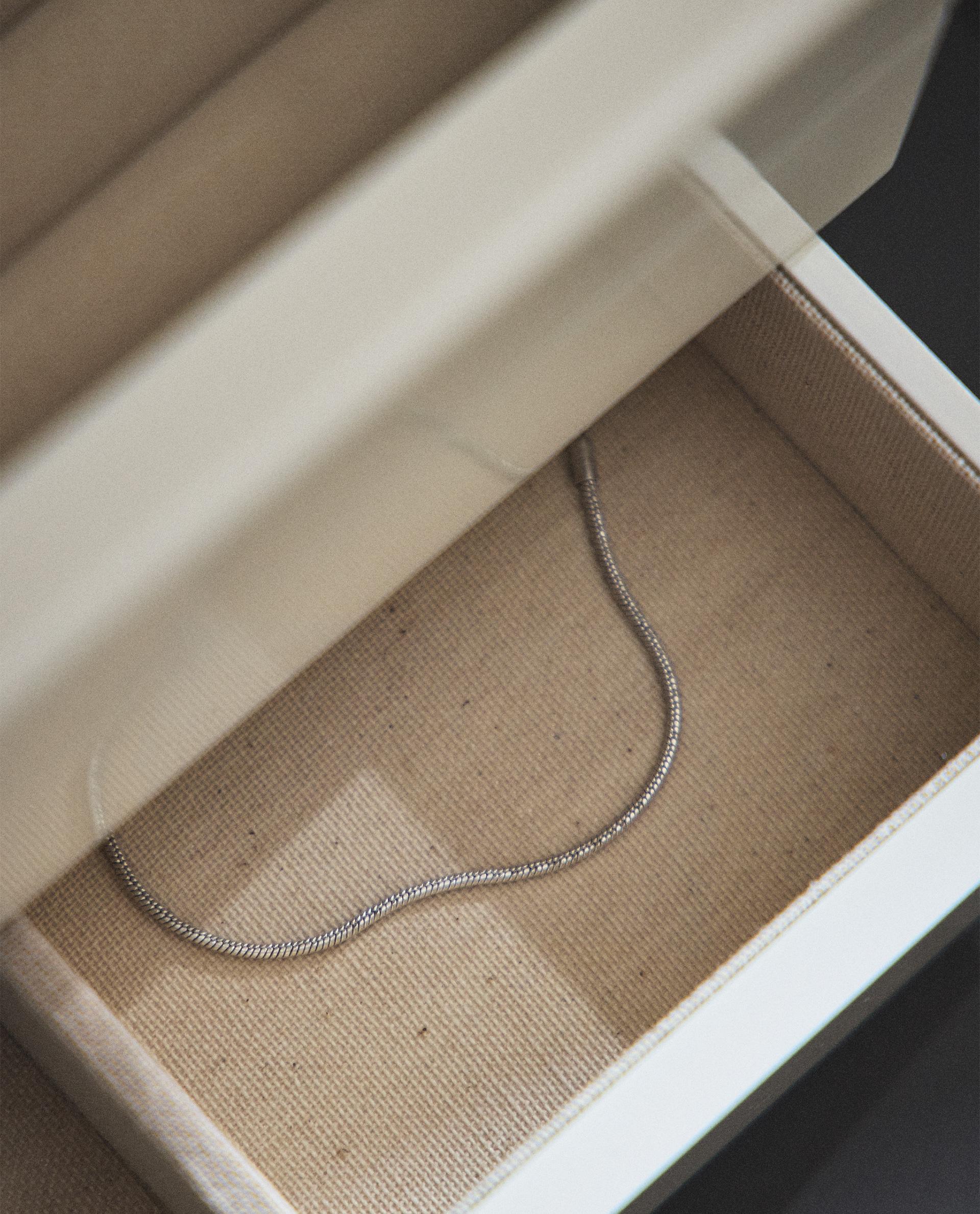 LARGE LACQUERED JEWELLERY BOX WITH LID AND DRAWER LARGE LACQUERED JEWELLERY BOX WITH LID AND DRAWER