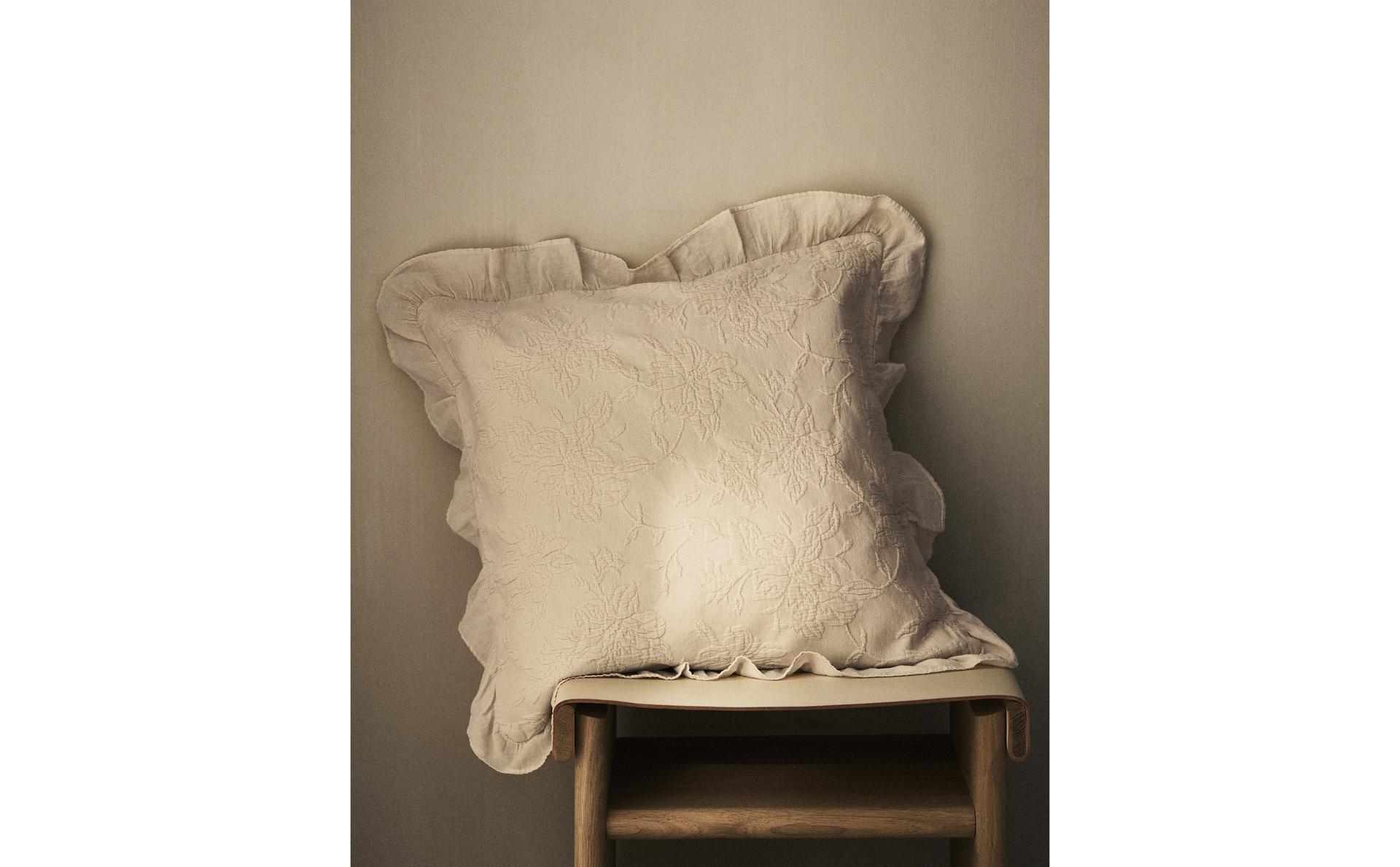 JACQUARD CUSHION COVER WITH RUFFLE JACQUARD CUSHION COVER WITH RUFFLE