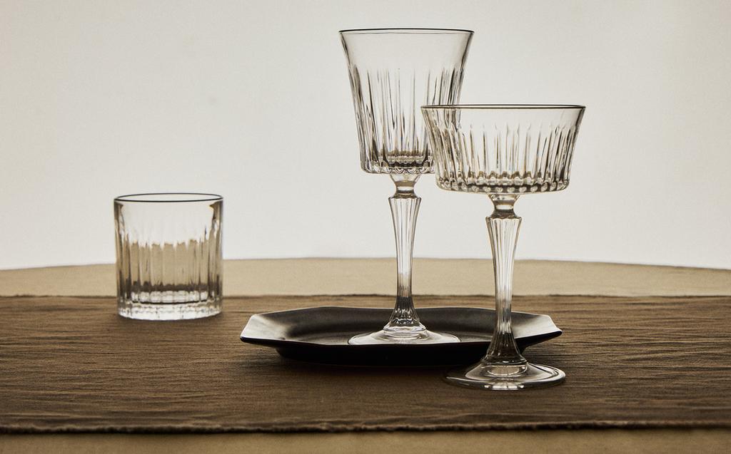 CRYSTALLINE GLASSWARE WITH RAISED DESIGN
