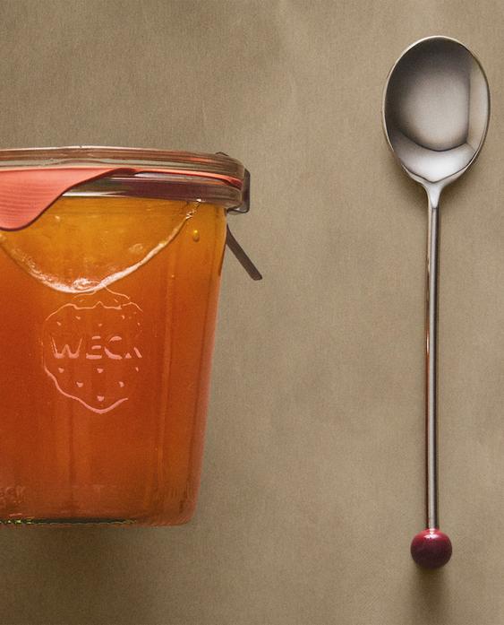 PORCELAIN DESSERT PLATE AND STEEL DESSERT SPOONS WITH COLOURED DETAIL