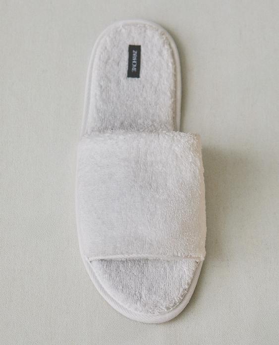 开口设计毛巾面料浴室拖鞋