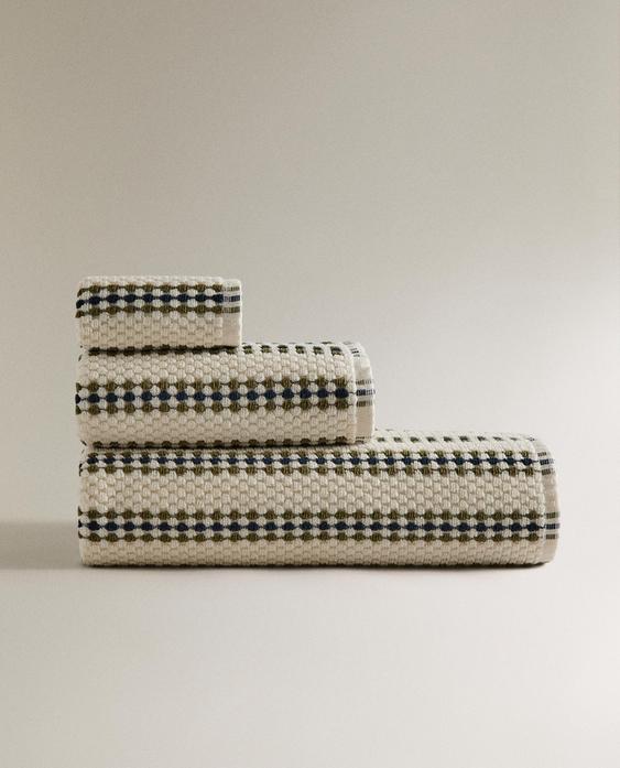 GEOMETRIC TEXTURED BATH TOWEL